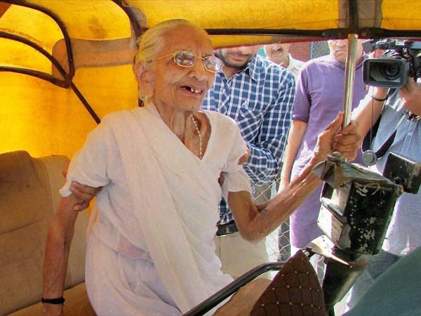 தாயார் ஹீரா பென் - மனைவி ஜசோதா பென்