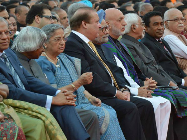 மன்மோகன் - மனைவிக்கு நடுவே நவாஸ் ஷெரீப்