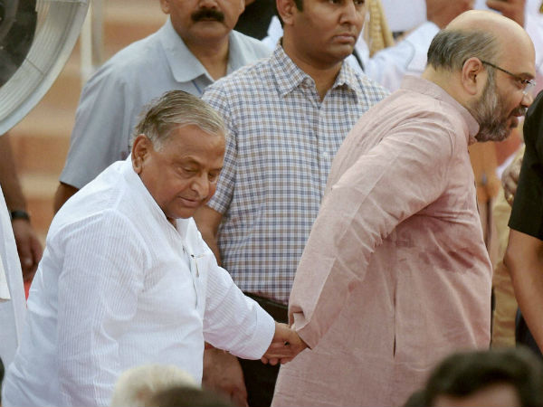 வாங்க சாமி.. இங்க.. முலாயமை பிடிச்சு இழுத்த அமீத் ஷா