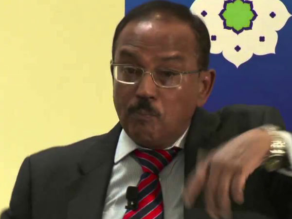 கண்ணில் விரலை விட்டு ஆட்டக் கூடியவர் கண்ணில் விரலை விட்டு ஆட்டக் கூடியவர்