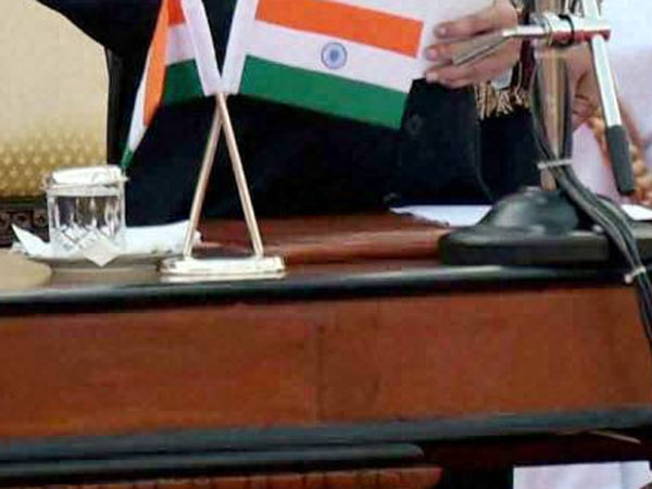 சுஜாதாசிங்கிடம்