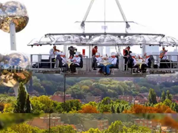 உச்சியில் அமர்ந்து உணவு: