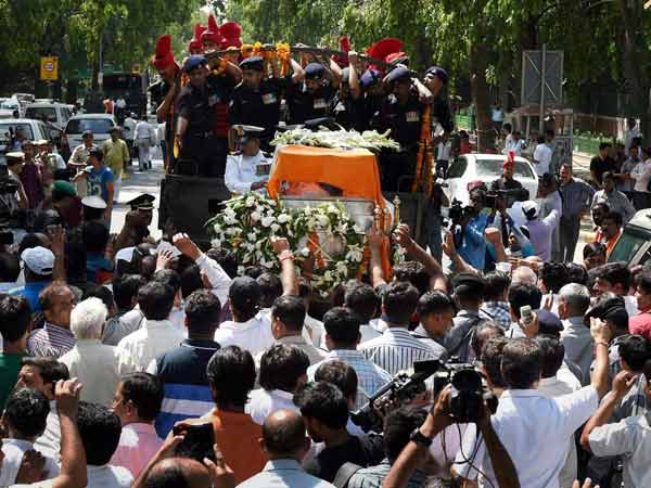Gopinath Munde is brought at the BJP headquarters