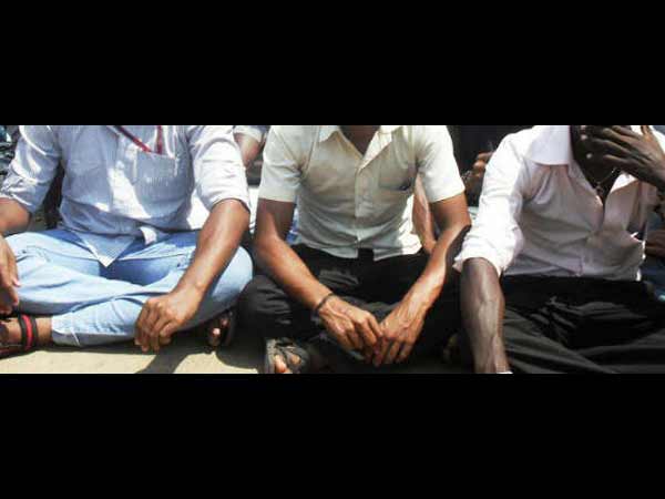 அரசு காப்பகத்தில் மாணவர்கள்