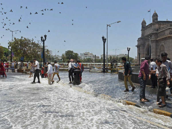 சாலைகளில் கடல்நீர்