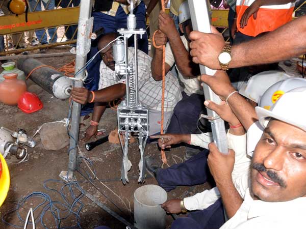 Efforts yet to gets yield as rescue a four-year old girl from bore-well continue since 36 hours