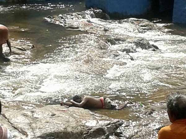 குத்தாட்டம் போடும் குடிமகன்கள் குத்தாட்டம் போடும் குடிமகன்கள்