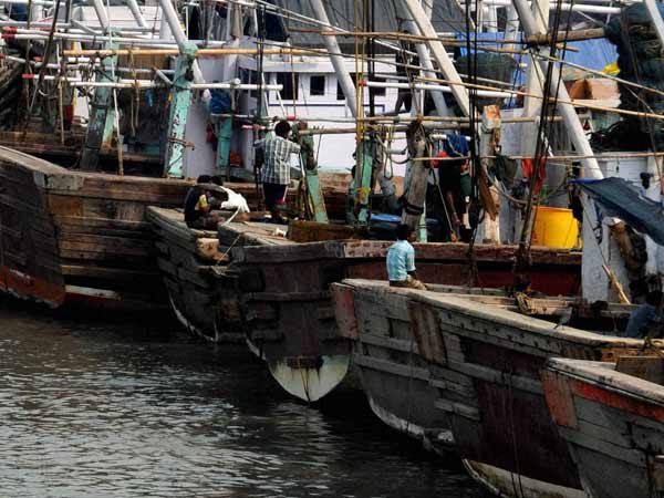12 Lankan fishermen nabbed near Chennai 12 Lankan fishermen nabbed near Chennai