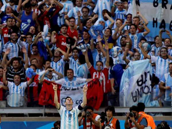 தெருவில் வந்து கொண்டாடிய பெண்கள்