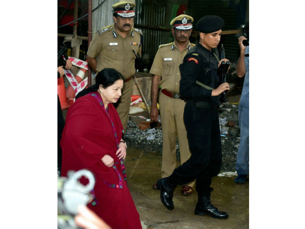 Jaya meets the injured in Chennai building collapse