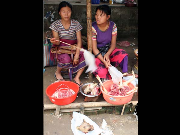 சிக்கன் = நாய்க்கறி