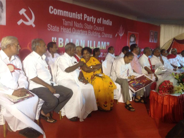 அப்பாவுடன் அன்று.. மகளுடன் இன்று