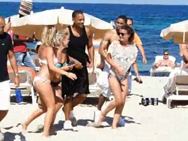 மேலாடை பறந்து போச்சா..?