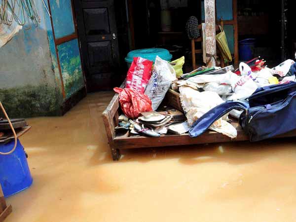 வெள்ளத்தில் மூழ்கிய குடிசைகள்