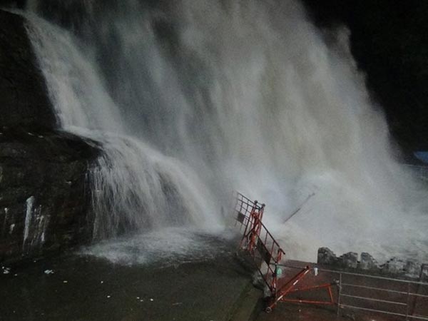அருவிகளில் வெள்ளம்...