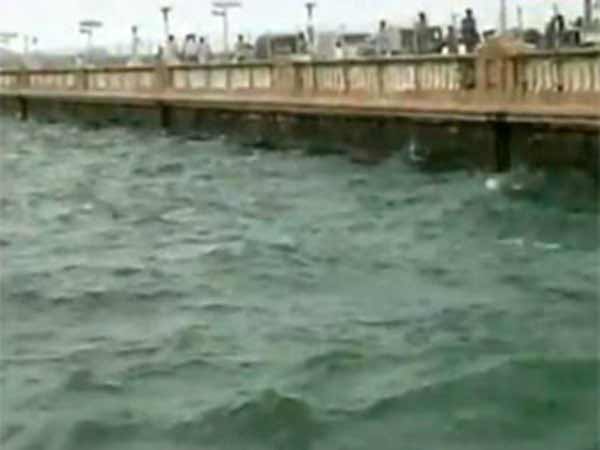 ஒகேனக்கல் அருவிகளில் குளிக்கத் தடை: 