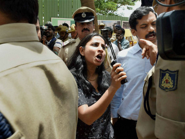 போலீசுக்கு எதிராக முழக்கம்