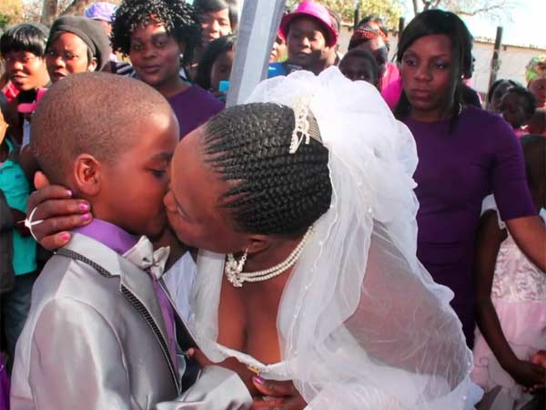 முத்தம் கொடுத்த பாட்டி