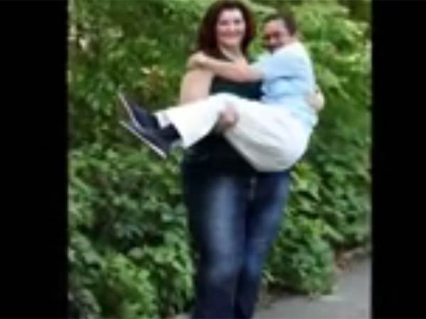 தூக்கி விளையாடுவார்