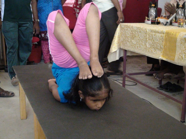 பரிசு வழங்கி பாராட்டு