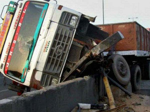 சாலை விதிமுறை மீறல்...