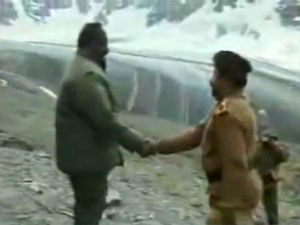 கிராமத்து மக்களோடு மக்களாக