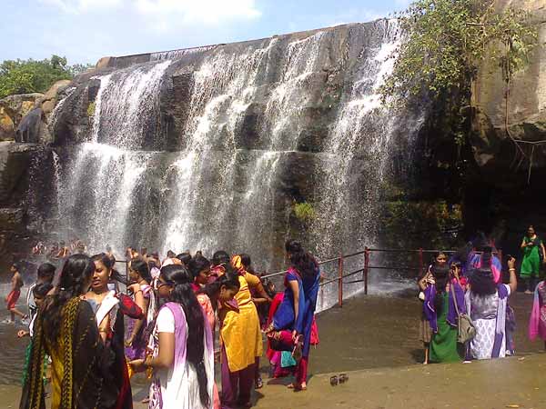 பெண்கள் குளிக்க அனுமதி 