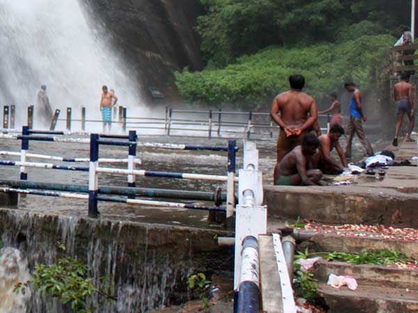 வழக்கு தொடுத்த மக்கள்