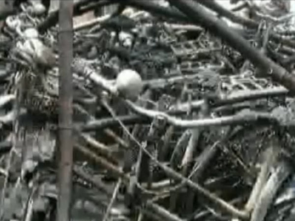 குறுகிய இடம்.. 3 பள்ளிகள்