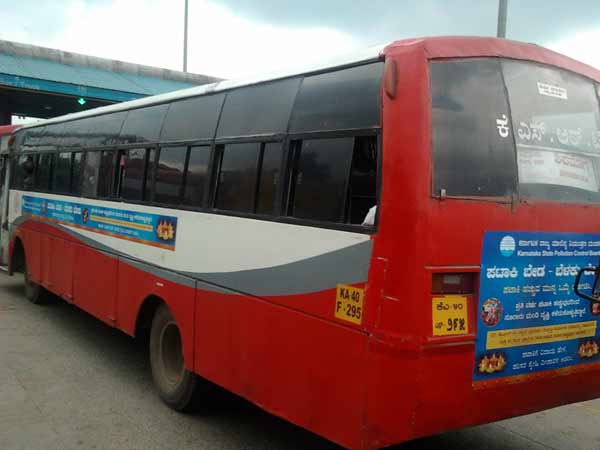 நெரிசலில் சிக்கிய பயணிகள்