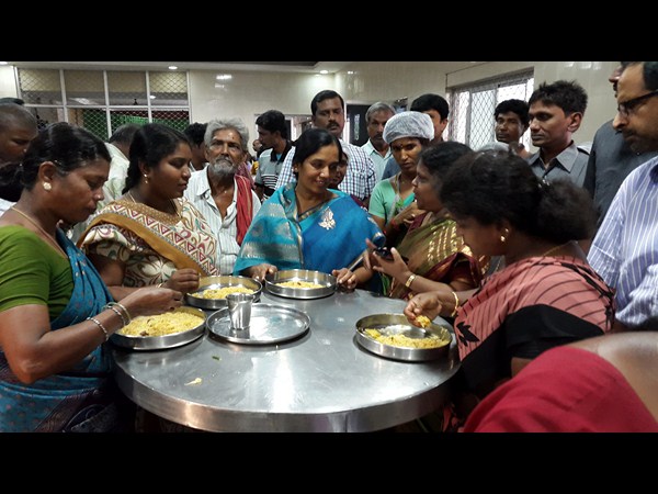 புளியோதரை புசித்த அமைச்சர் புளியோதரை புசித்த அமைச்சர்