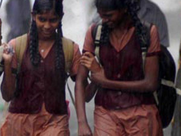 ஈர உடையுடன் மாணவிகள்... ஈர உடையுடன் மாணவிகள்...