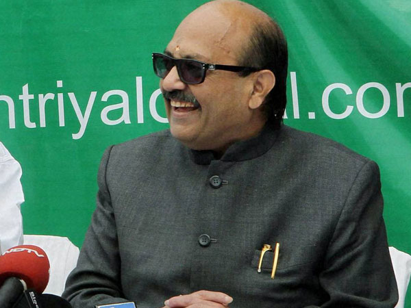 விழாவுக்கு செல்கிறேன்.. விழாவுக்கு செல்கிறேன்..