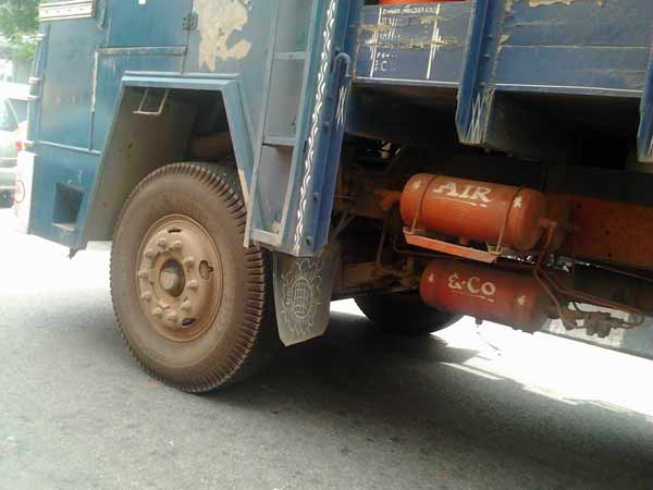 சாலையில் வாகன நிறுத்தம்