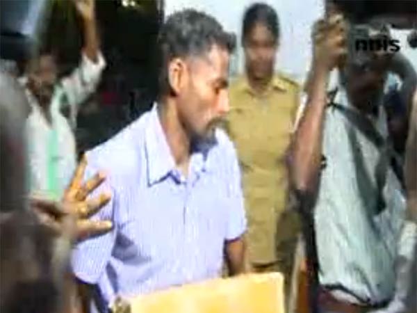 பாதை மாறிய மாணவிகள்