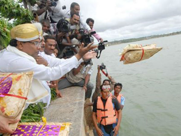 KRS dam full: Karnataka Chief Minister Siddaramaiah offered "bagina" to the River Cauvery