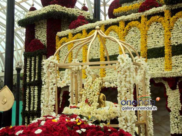 தேவி வருகிறாள்