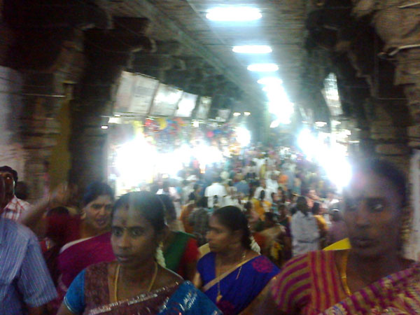 பக்தர்கள் வெள்ளம்