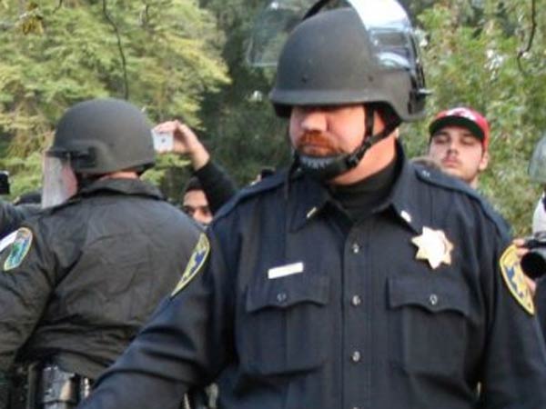 லோக்கல் போலீஸ் அதிகாரியிடம் பாதுகாப்பு