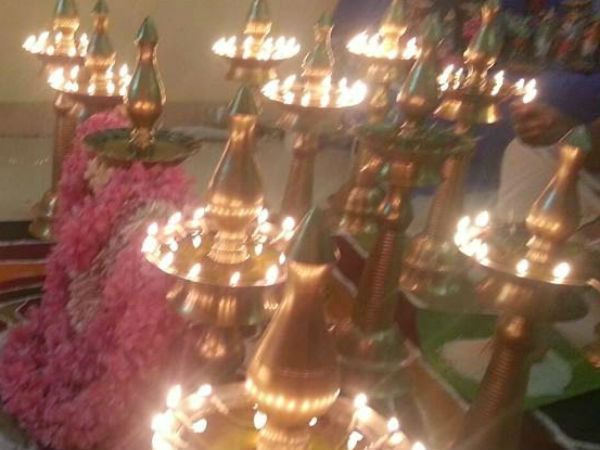 பெண்கள் நடத்திய திருவிளக்குப் பூஜை பெண்கள் நடத்திய திருவிளக்குப் பூஜை