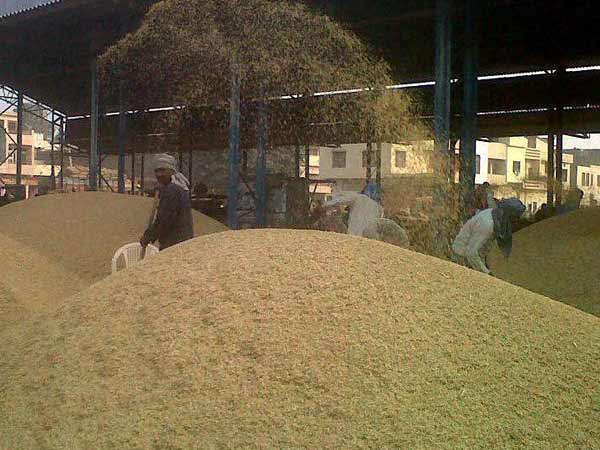 கூலி கூடிப்போச்சாம்பா..