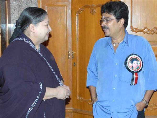 அதிமுகவில் அரசியல் பிரவேசம்