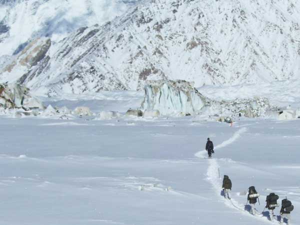 ராணுவ மரியாதையுடன்...