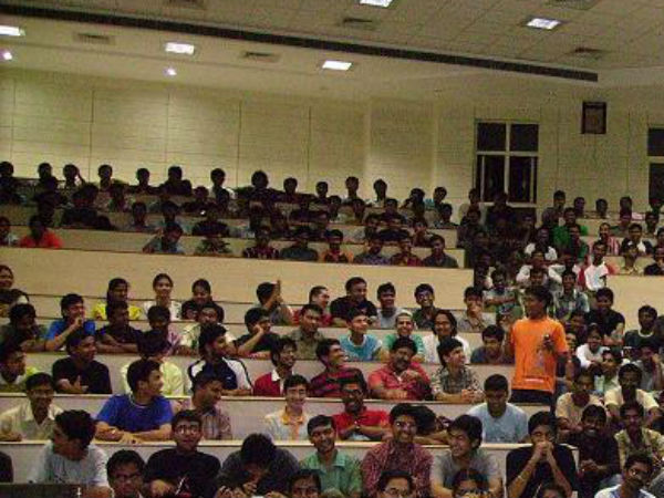 2300 பேர்...