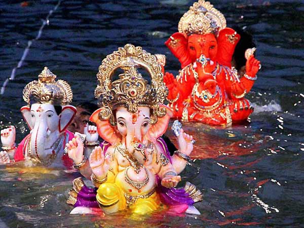 கிரேன்கள் மூலம்