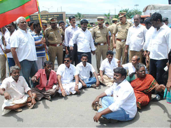 DMK and TVK cadres burnt swamy effigy