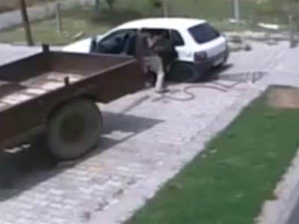 பின்பக்கமிருந்து காருக்குள் திணிப்பு