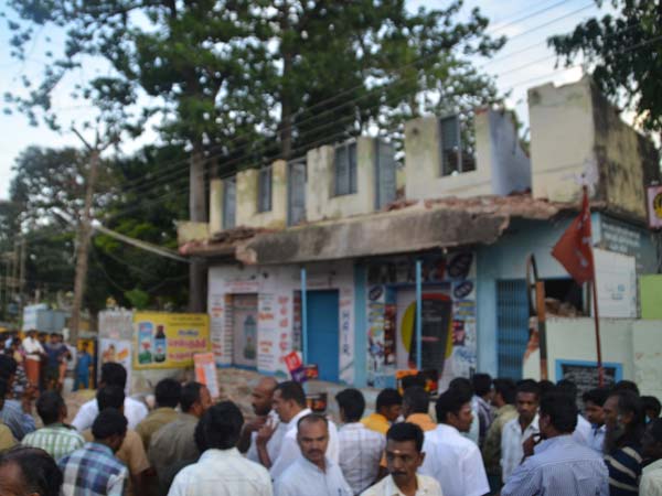 கட்டடம் இடிப்பு... சுவர் விழுந்து 3 பேர் பலி