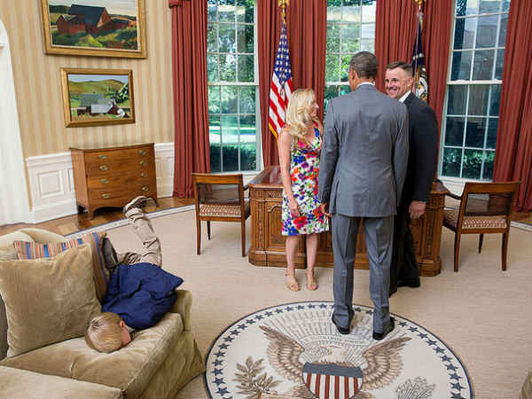 சோபாவில் குதி