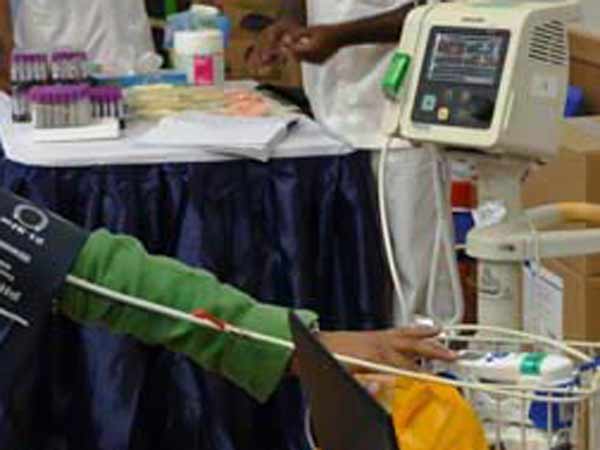 கால் வலிக்கு சிகிச்சை பெற வந்த சீனிக்குமார்